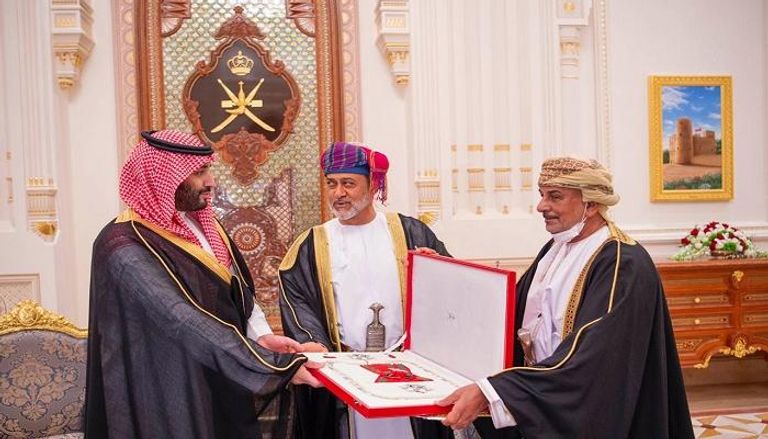 سلطان عمان يمنح ولي عهد السعودية وسام عُمان المدني من الدرجة الأولى