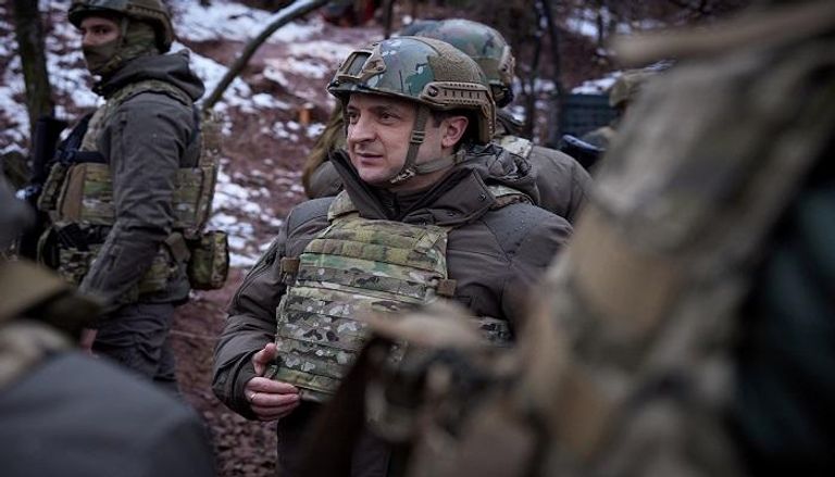 الرئيس الأوكراني على الجبهة وسط جنوده