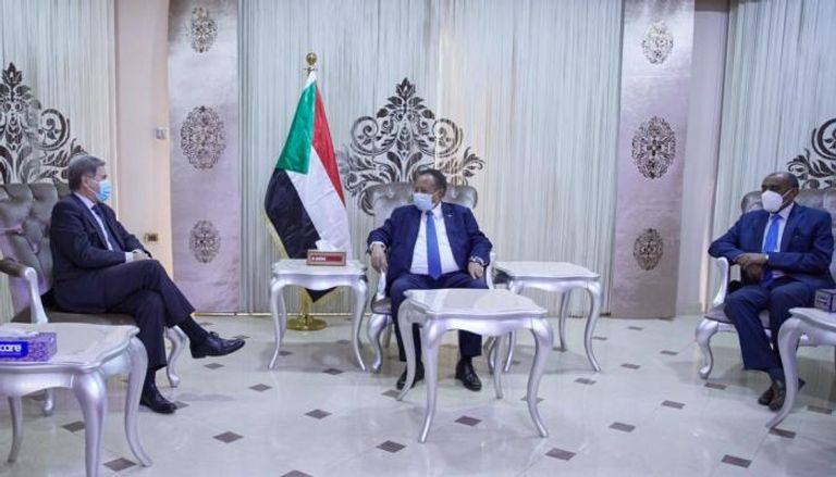 جانب من لقاء المبعوث الفرنسي برئيس الوزراء السوداني