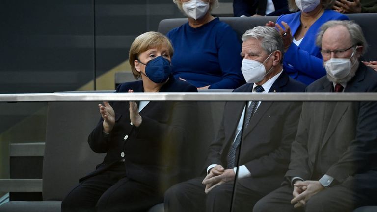 شولتز يتلقى التهاني