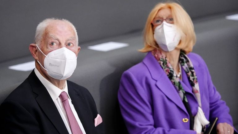 شولتز يتلقى التهاني