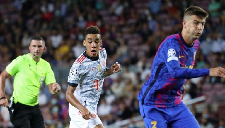 جمال موسيالا في مواجهة برشلونة