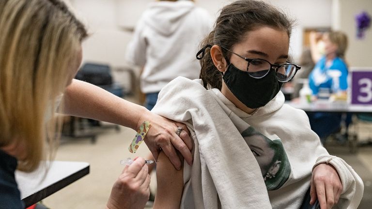 فتاة إيطالية تتلقى لقاح كورونا (رويترز)