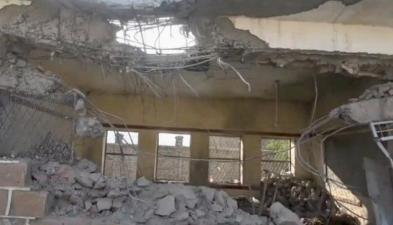 جانب من الدمار الذي لحق المدرسة جراء القصف الحوثي