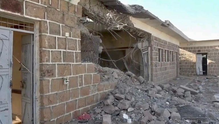 جانب من الدمار الذي لحق المدرسة جراء القصف الحوثي