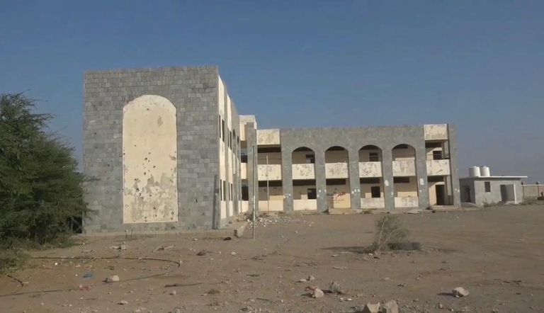 جانب من الدمار الذي لحق المدرسة جراء القصف الحوثي