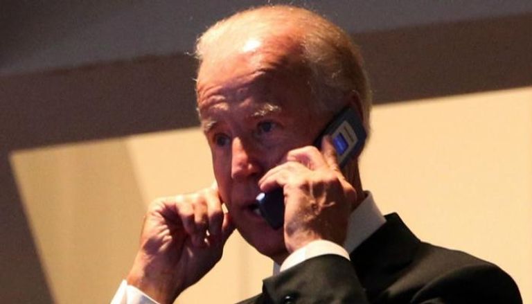الرئيس الأمريكي جو بايدن متحدثا عبر الهاتف