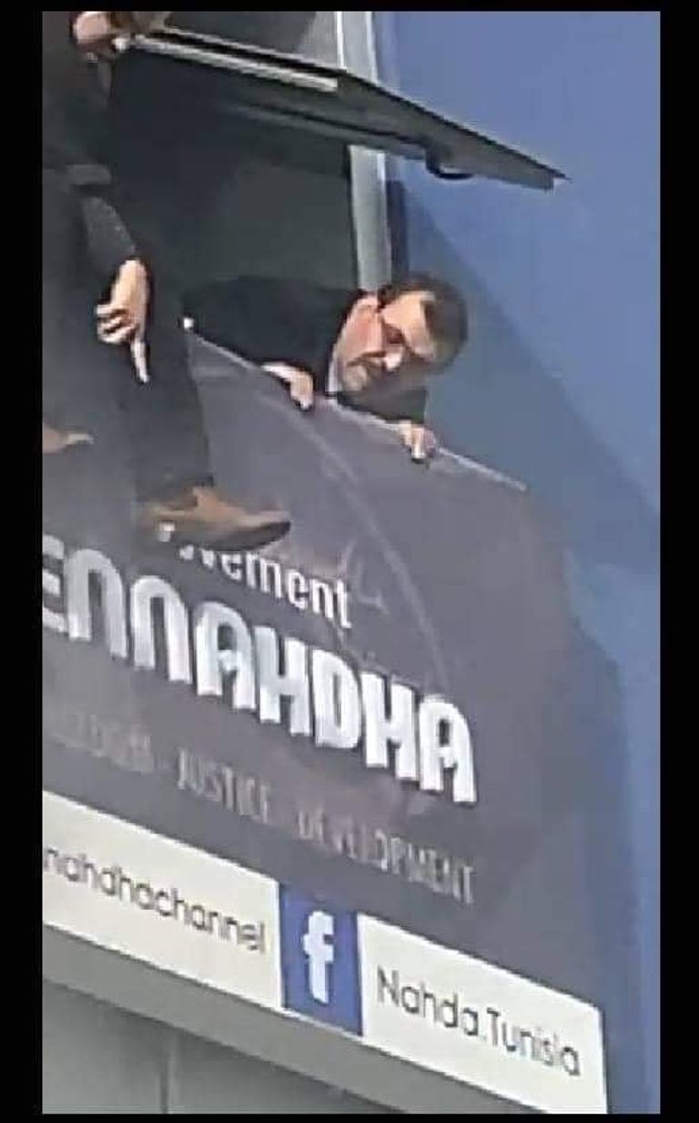 صورة لجانب من حريق مقر حركة النهضة