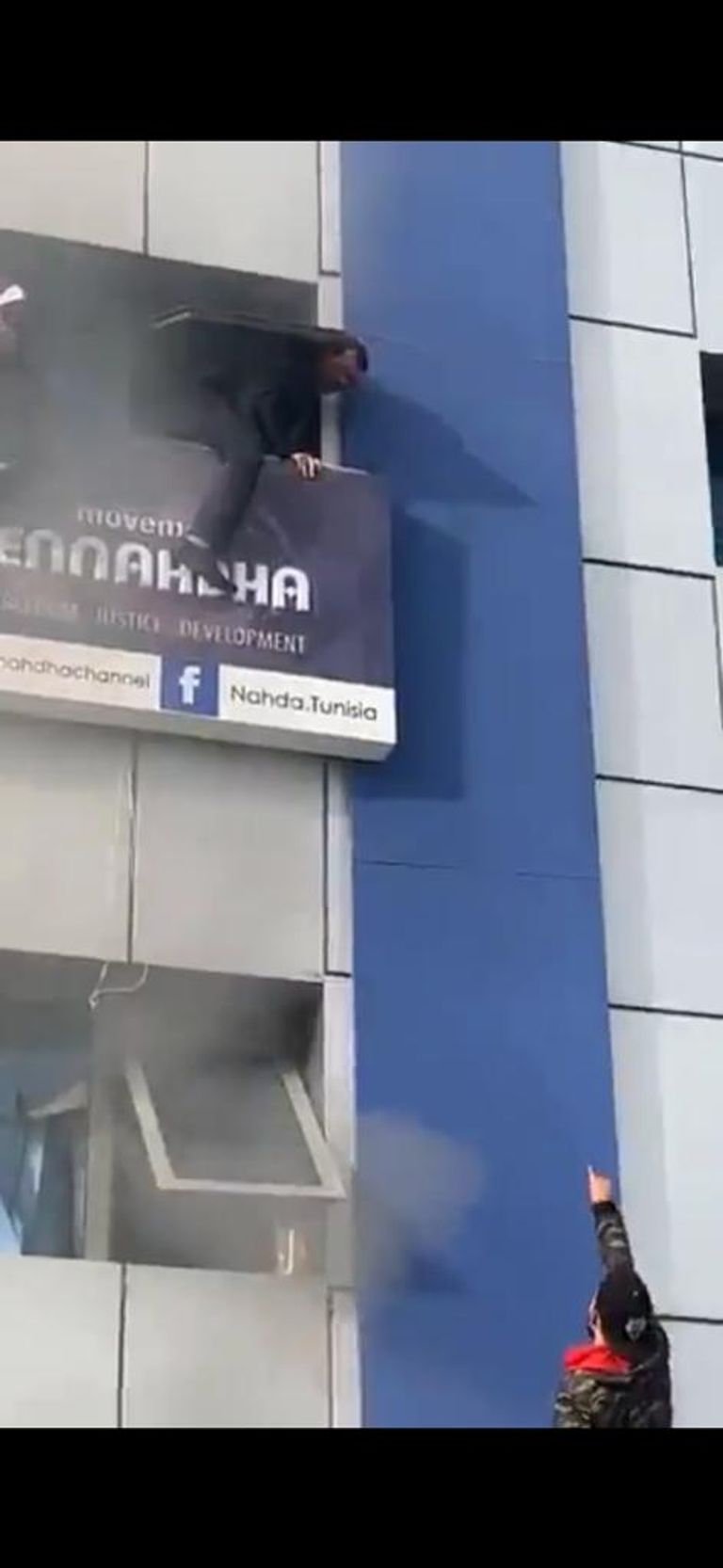 صورة لجانب من حريق مقر حركة النهضة