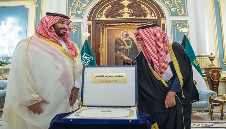 أمير الكويت خلال منح ولي العهد السعودي قلادة مبارك الكبير