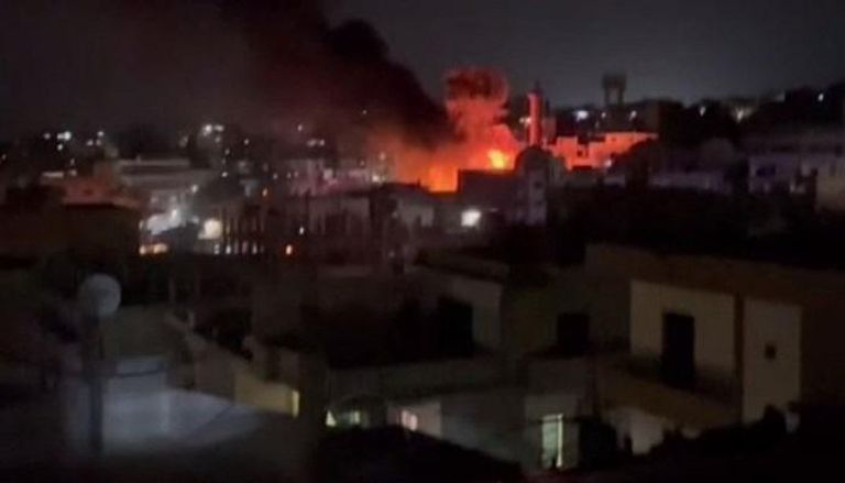 النيران تتصاعد جراء الانفجار في مخيم بمدينة صور اللبنانية