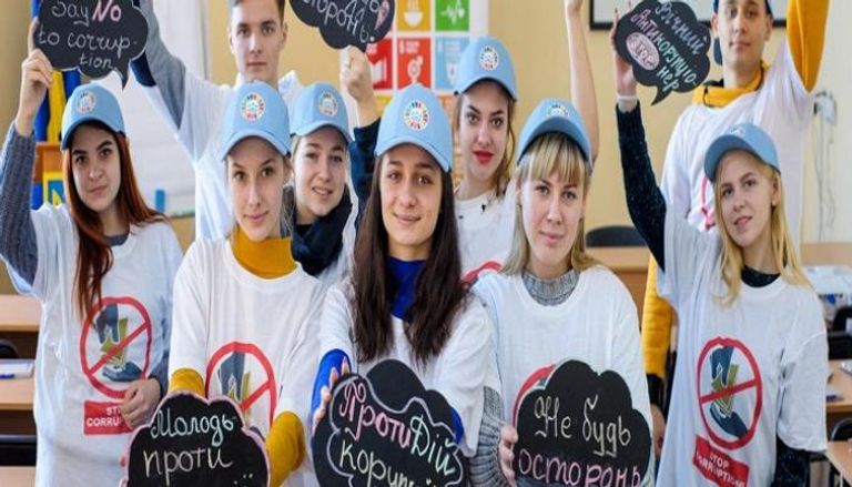 شباب وشابات أوكرانيون في أثناء حملة لمكافحة الفساد- موقع الأمم المتحدة