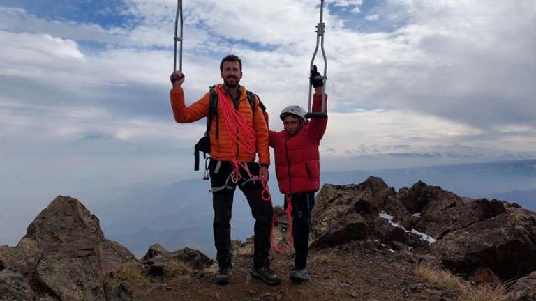 الطفل مع متسلقين آخرين في طريقهم للجبل