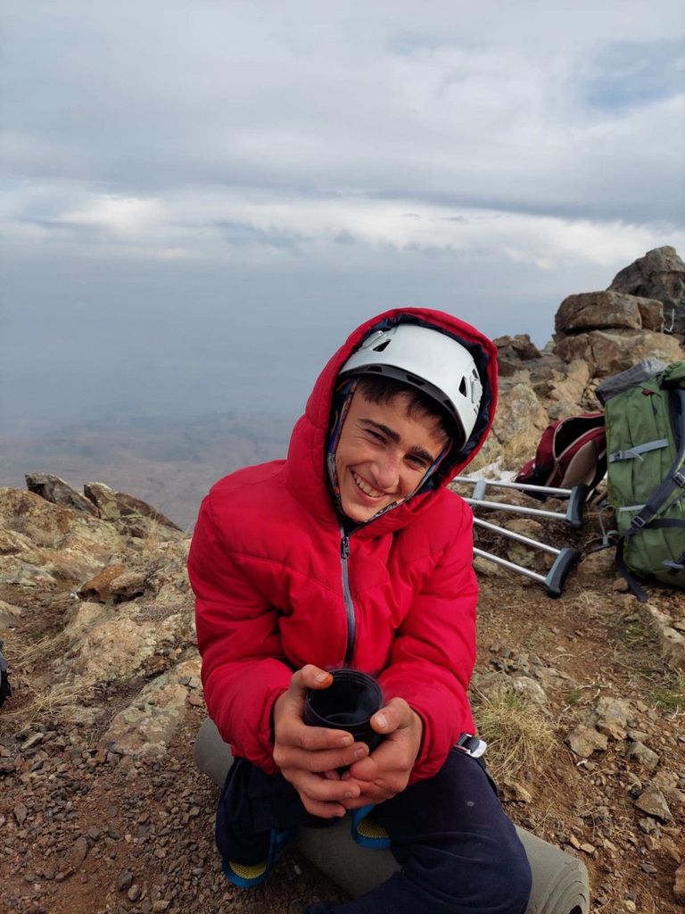 الطفل مع متسلقين آخرين في طريقهم للجبل