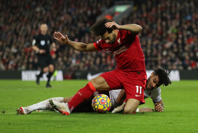 لحظة حصول محمد صلاح على ركلة الجزاء  ستيفن جيرارد