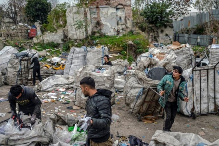 لاجئ أفغاني يجمع القمامة في إسطنبول