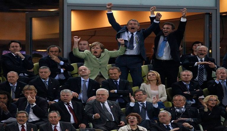 نظرة حادة من ميركل لبوش تعود للعام 2007 - رويترز