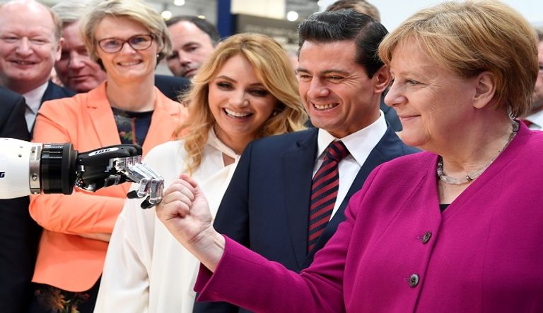 نظرة حادة من ميركل لبوش تعود للعام 2007 - رويترز