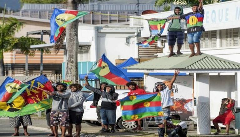 مواطنون من كاليدونيا الجديدة يلوحون بأعلام الإقليم- أرشيفية