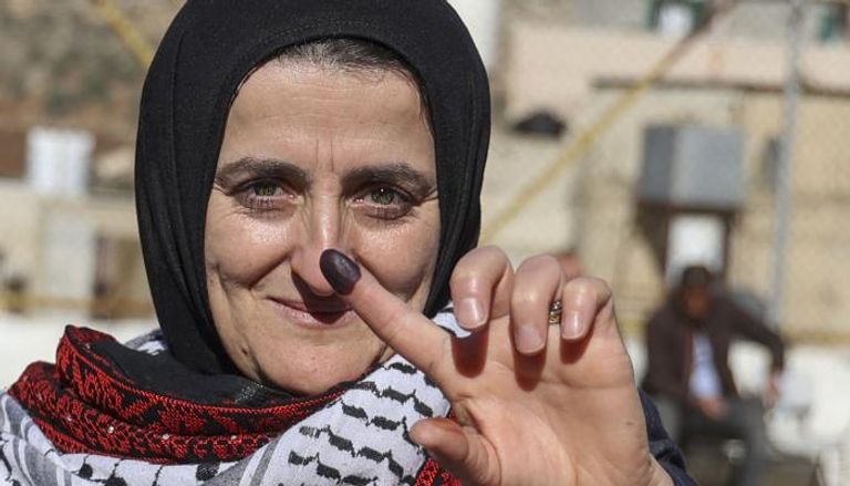 سيدة فلسطينية بعد تصويتها في الانتخابات - الفرنسية