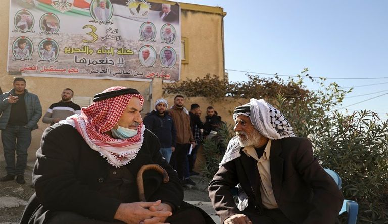 سيدة فلسطينية بعد تصويتها في الانتخابات - الفرنسية