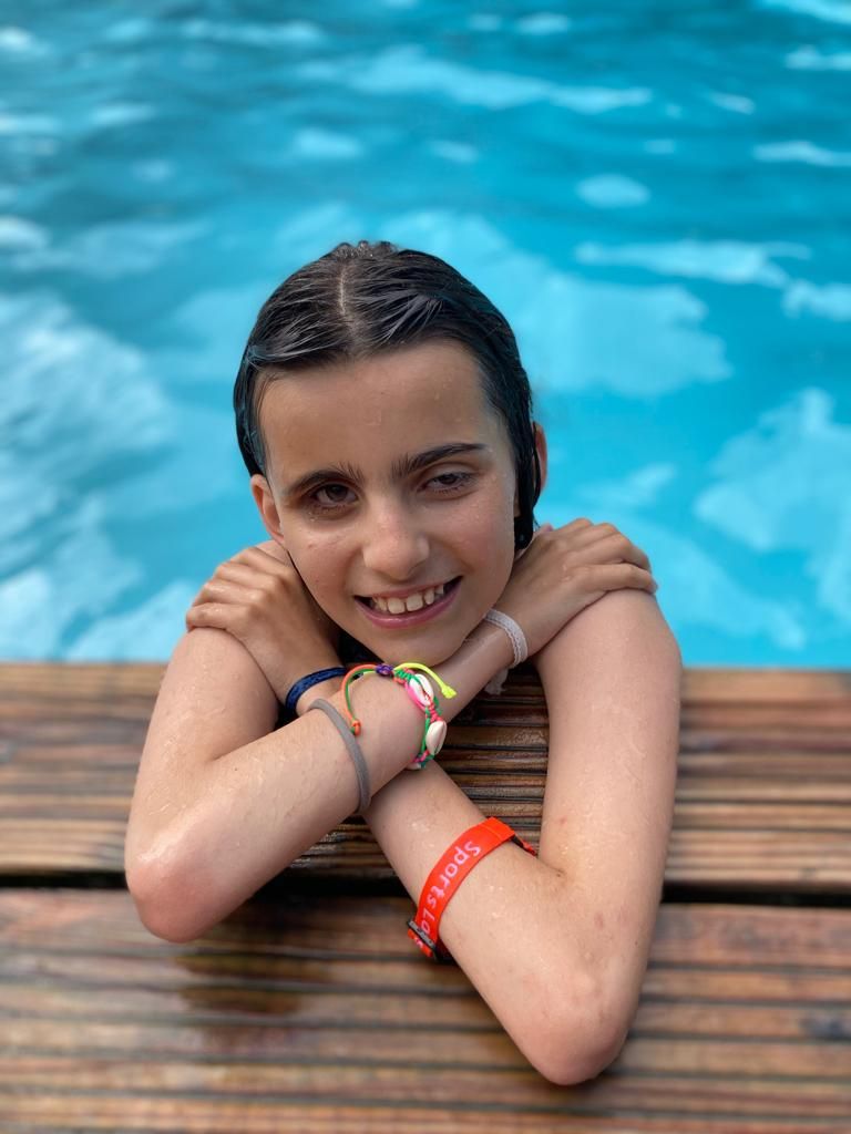 الطفلة اللبنانية دوميتي نورالدين مع والدها