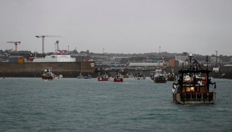 قوارب الصيد الفرنسية تحتج على قيود الصيد أمام جزيرة جيرسي البريطانية – أ ف ب