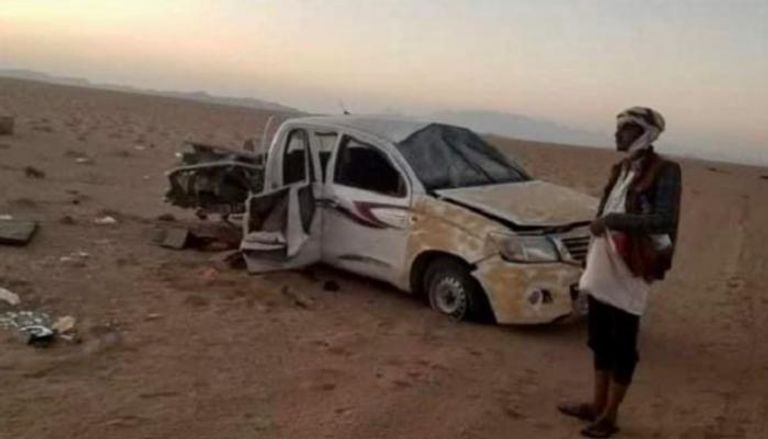 حطام السيارة المدنية التي انفجر فيها اللغم الحوثي