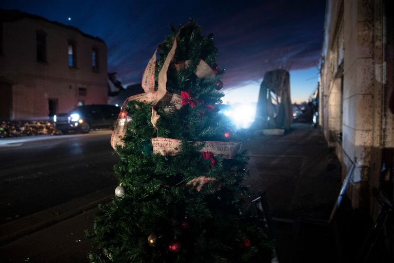 الدمار في مخزن أمازون بعد اجتياح الإعصار