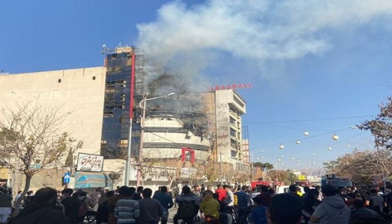 حريق هائل في برج تجاري جنوب إيران