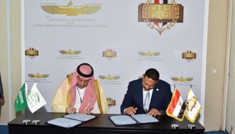 رئيس هيئة الرقابة السعودية ونظيره المصري أثناء التوقيع