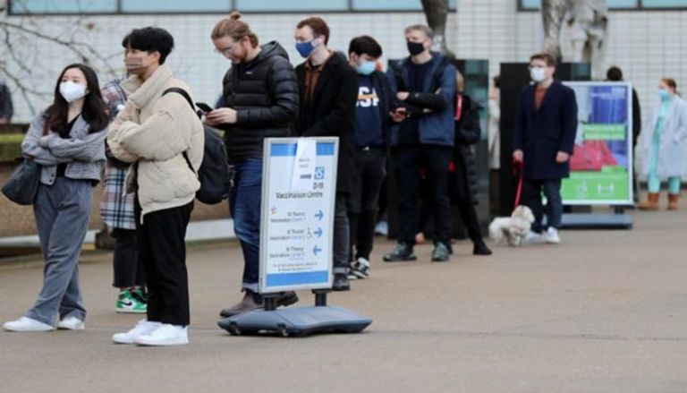 أشخاص يصطفون خارج مركز تطعيم ضد كورونا في بريطانيا- (رويترز)