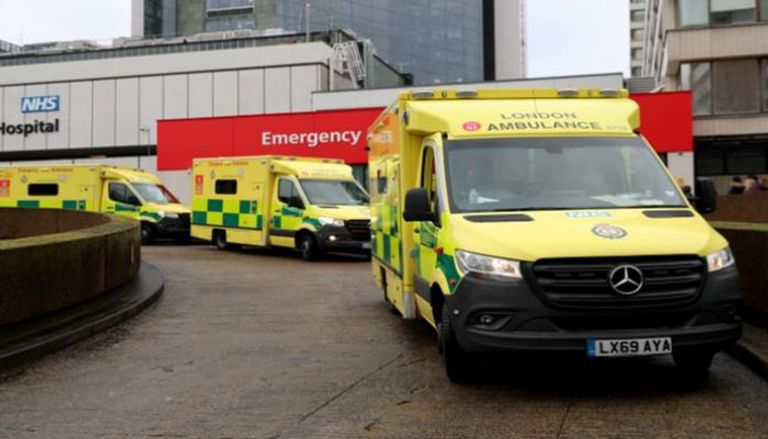 سيارات إسعاف لنقل مرضى كورونا في بريطانيا- (رويترز)