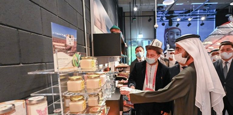 محمد بن راشد خلال زيارة إكسبو 2020 دبي