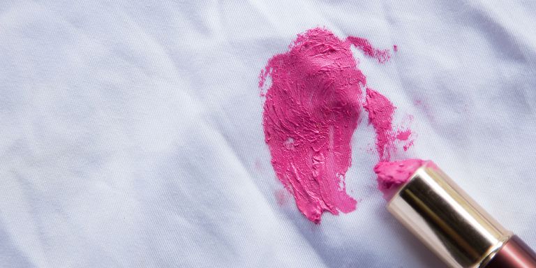خطوات بسيطة لتنظيف بقع المكياج من على الملابس