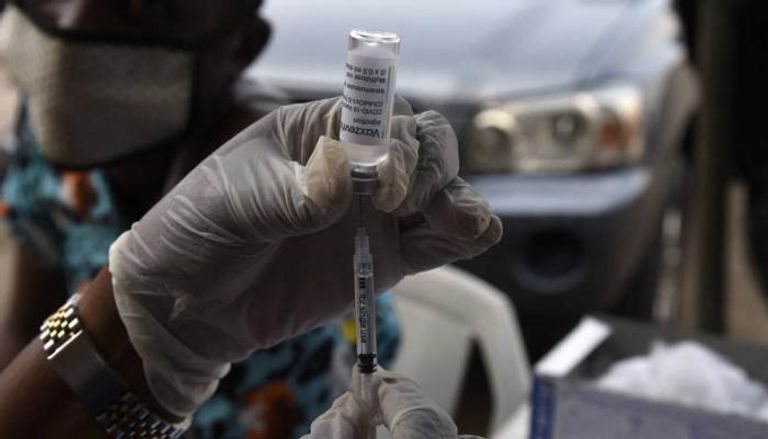 عاملة صحية تعد جرعة للقاح كورونا في نيجيريا (أرشيفية)