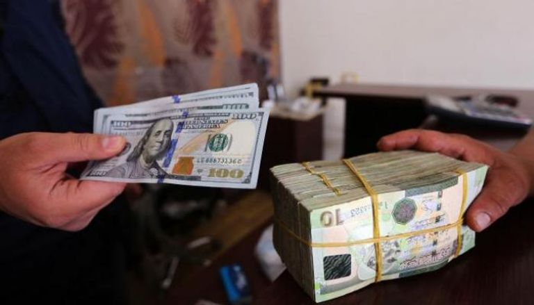 موظف بأحد مصارف ليبيا. (أرشيفية)