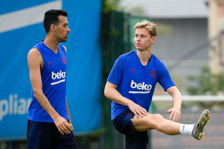فرينكي دي يونج وسيرجيو بوسكيتس لاعبا برشلونة محمد صلاح ورياض محرز نجما ليفربول ومانشستر سيتي