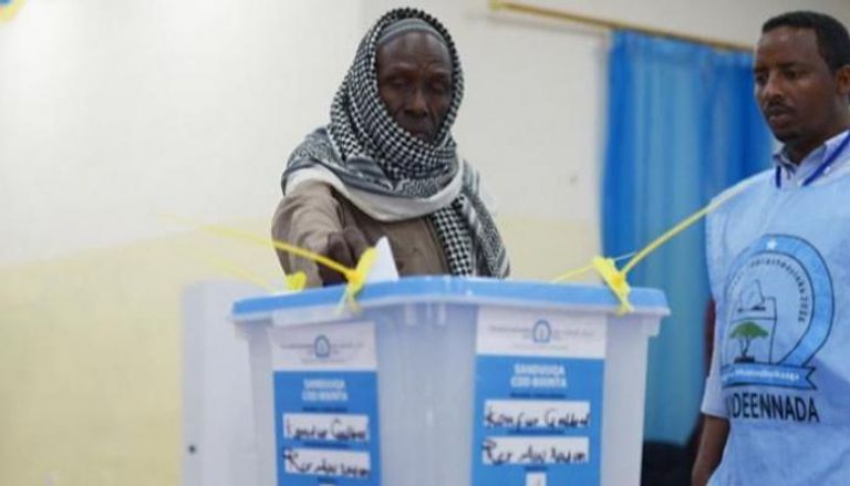 صومالي يدلي بصوته في انتخابات سابقة - أرشيفية