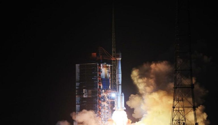 صورة لوكالة شينخوا الصينية لحظة إطلاق الصاروخ الحامل للقمر