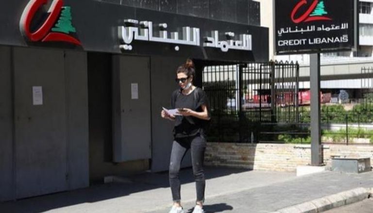 لبنانية تمر أمام بنك الاعتماد- رويترز