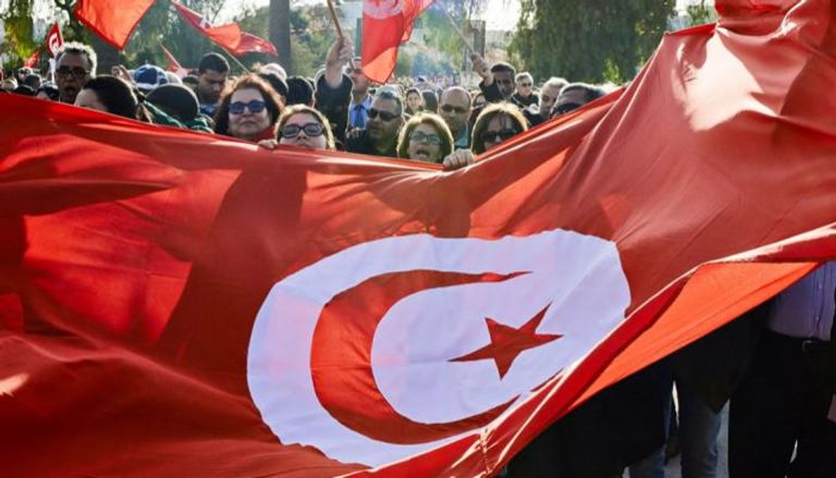تونسيون يرفعون علم بلادهم