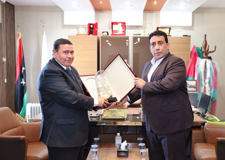 المنفي والحافي