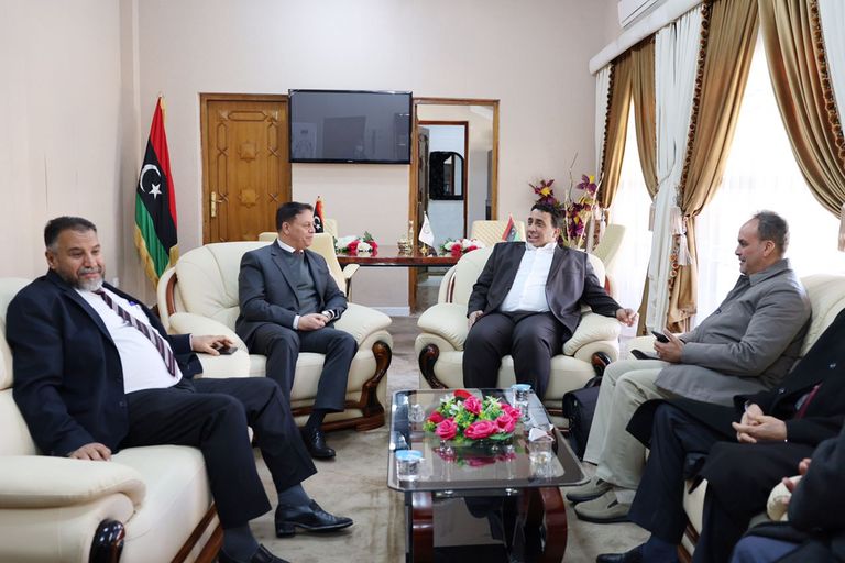 المنفي والحافي