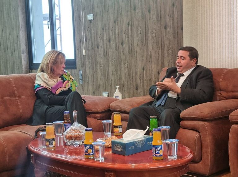 المنفي والحافي