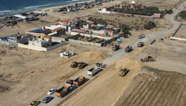 جانب من أعمال تطوير منطقة كورنيش غزة ضمن إعادة الإعمار - أ.ف.ب