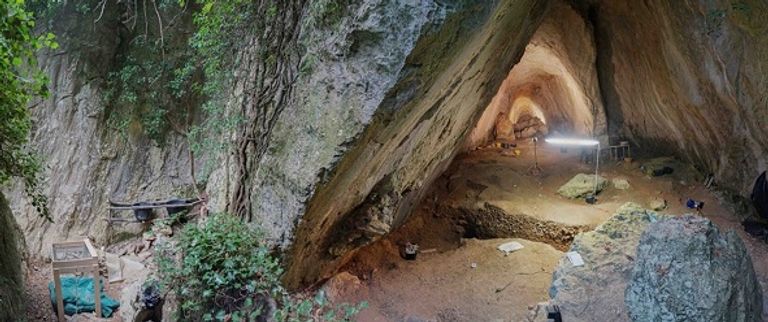 الباحثون داخل كهف "أرما فييرانا"