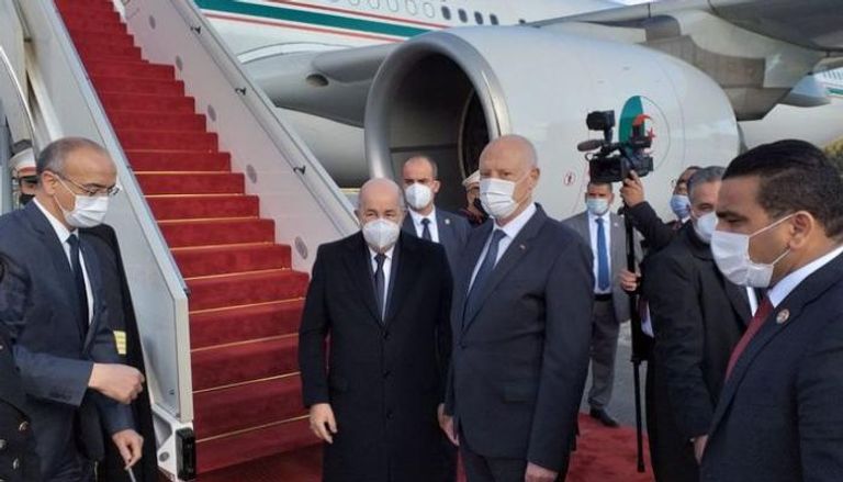قيس سعيد يستقبل نظيره الجزائري بمطار قرطاج