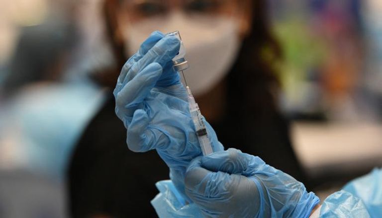 أوروبا تحذر من أن اللقاح وحده لن يكون كافياً لمكافحة تفشي أوميكرون