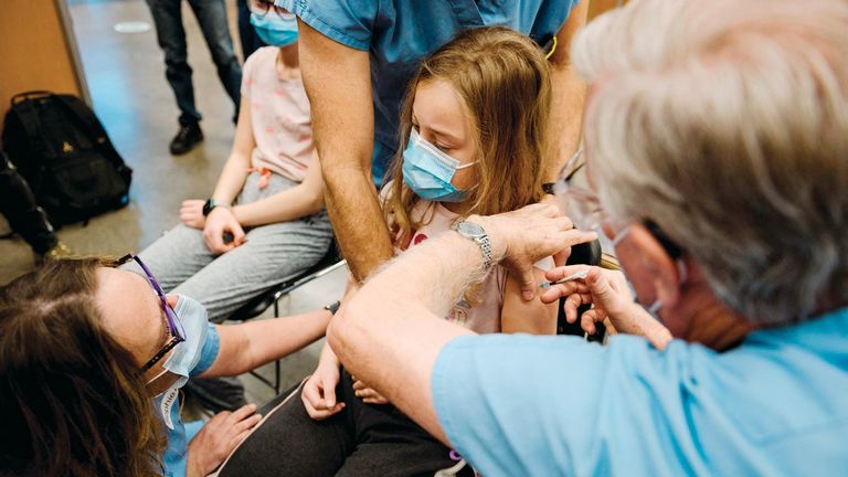 أوروبا تحذر من أن اللقاح وحده لن يكون كافياً لمكافحة تفشي أوميكرون